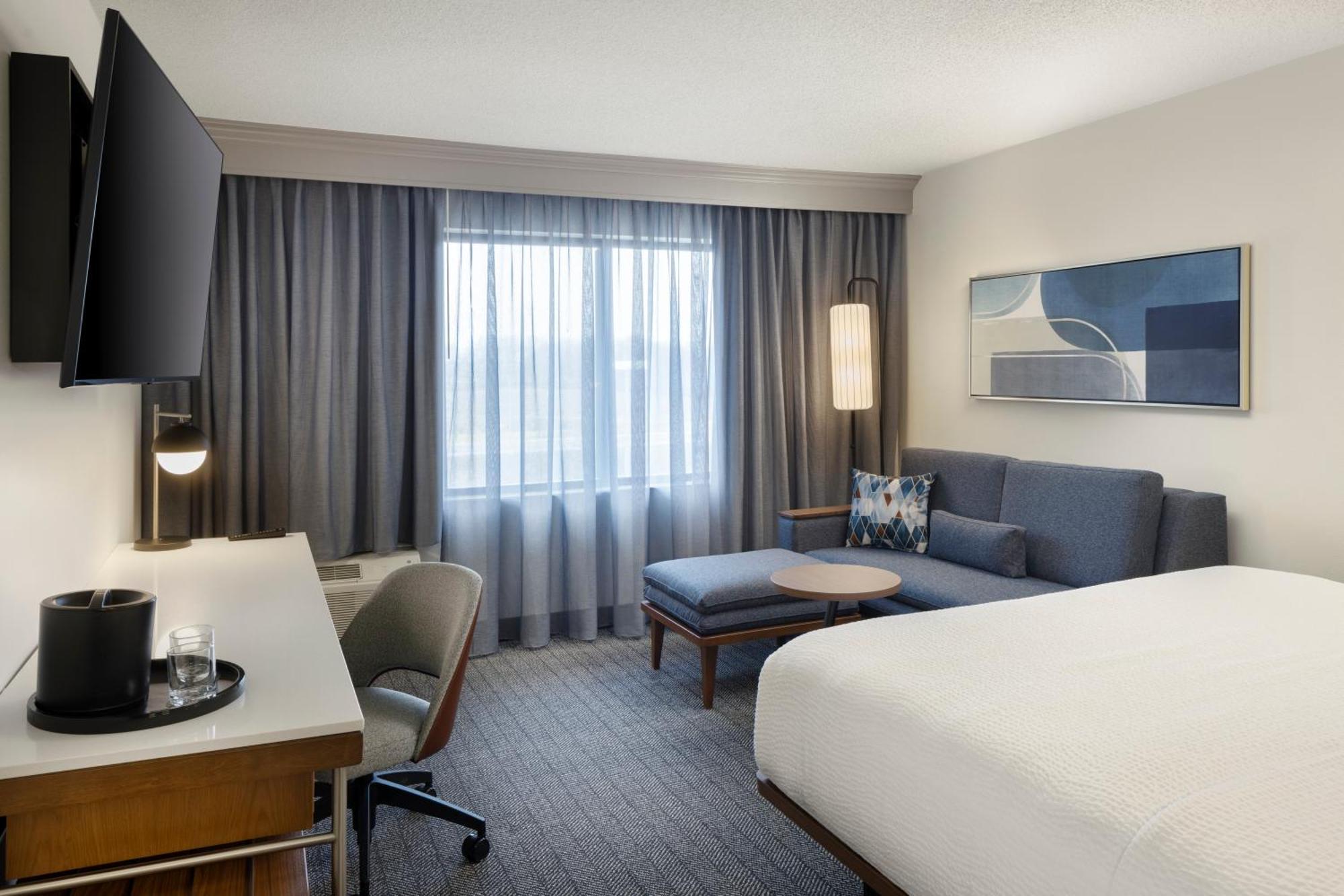 Courtyard By Marriott Springfield Airport Hotel Exterior photo
