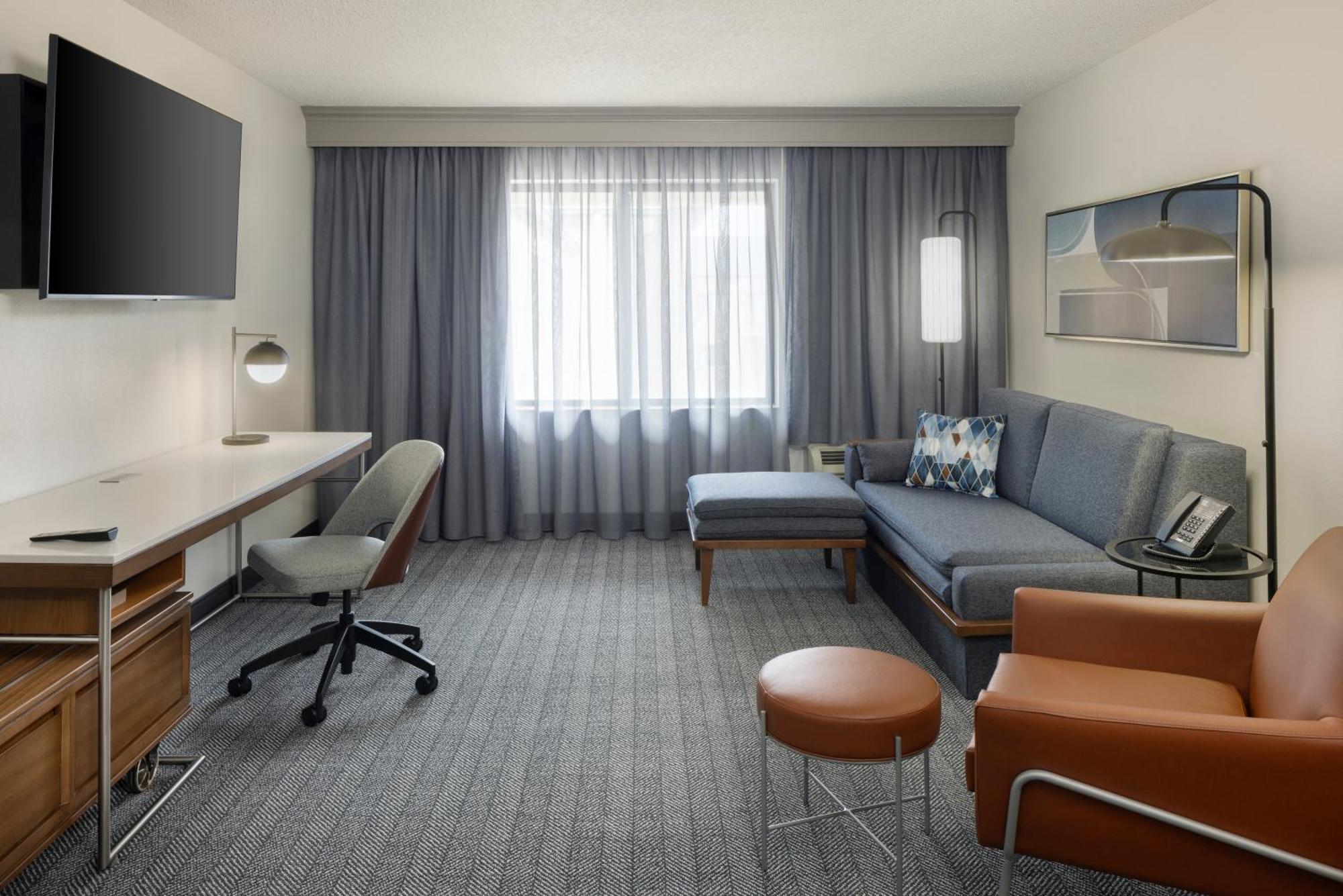 Courtyard By Marriott Springfield Airport Hotel Exterior photo