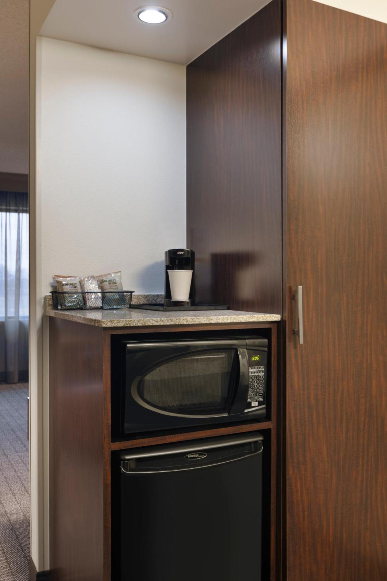Courtyard By Marriott Springfield Airport Hotel Exterior photo