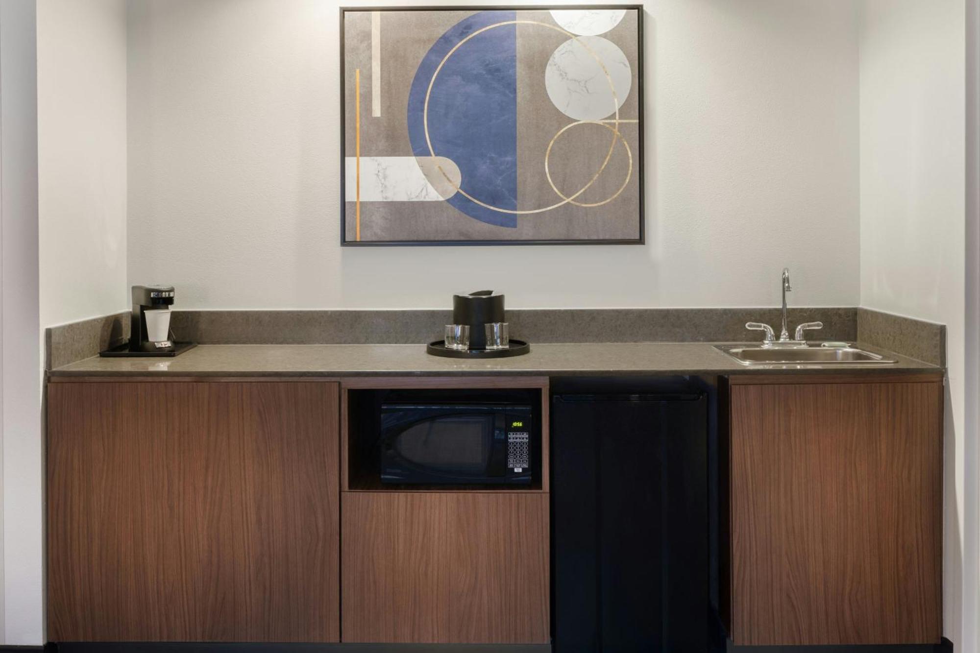 Courtyard By Marriott Springfield Airport Hotel Exterior photo