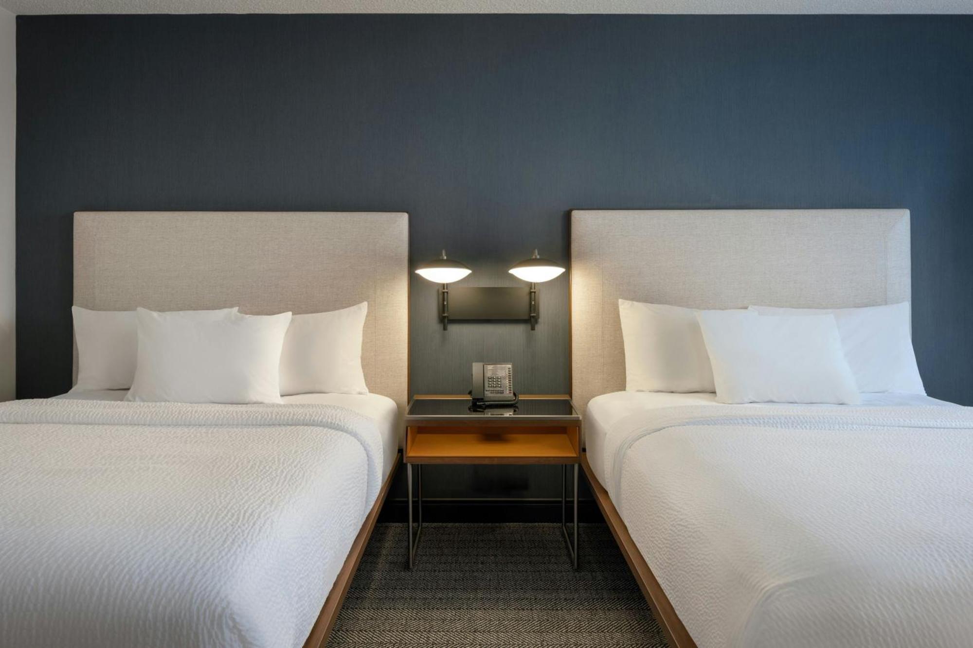 Courtyard By Marriott Springfield Airport Hotel Exterior photo