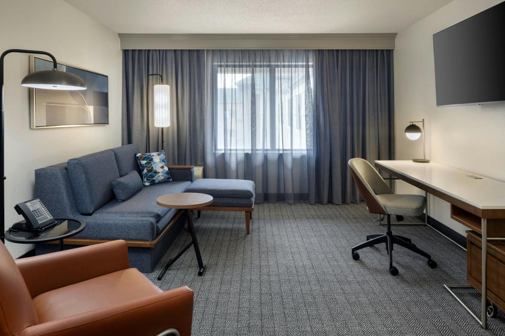 Courtyard By Marriott Springfield Airport Hotel Exterior photo