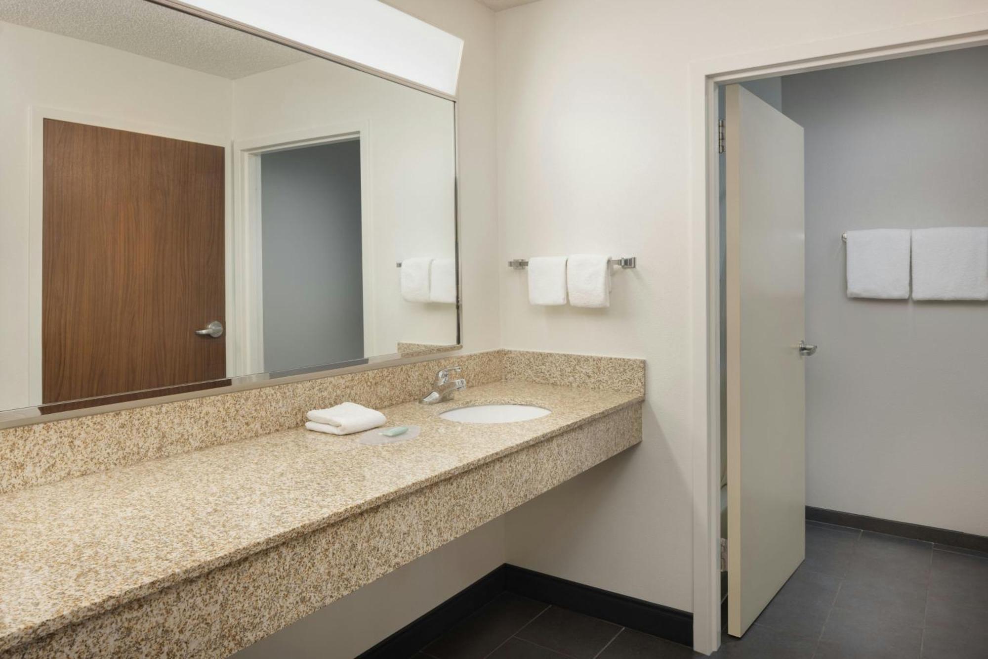 Courtyard By Marriott Springfield Airport Hotel Exterior photo