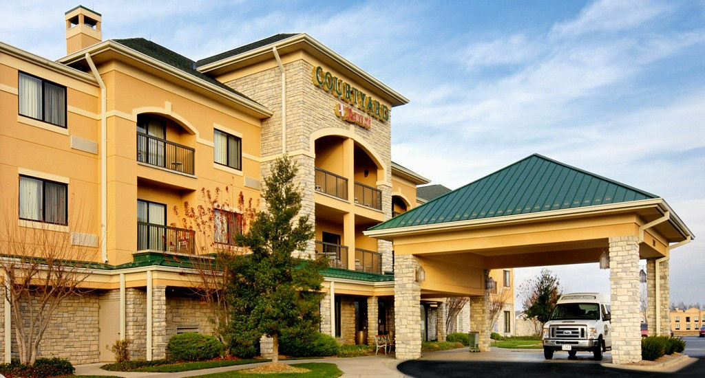 Courtyard By Marriott Springfield Airport Hotel Exterior photo